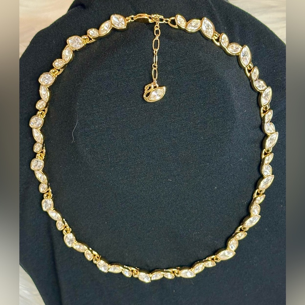 Swarovski Swan White Crystal Marquise Leaves Sparkling Choker
Necklace